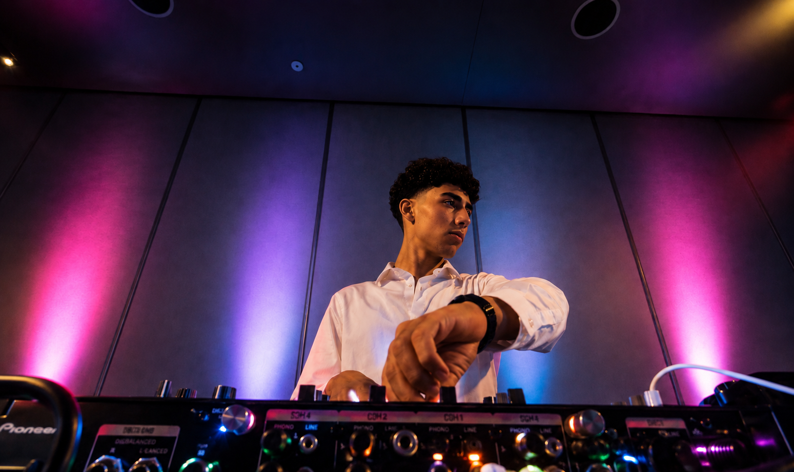 DJ Aaron Yasharpour performing